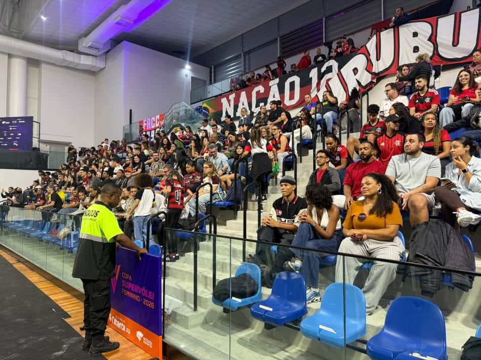 Torcida do Flamengo na Arena Niterói para Fla-Flu da Copa Supervôlei (Foto: Guilherme Veiga/Lance!)
