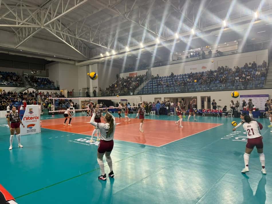 Jogadores de Sesc Flamengo e Fluminense aquecem antes de clássico pela Copa Supervôlei