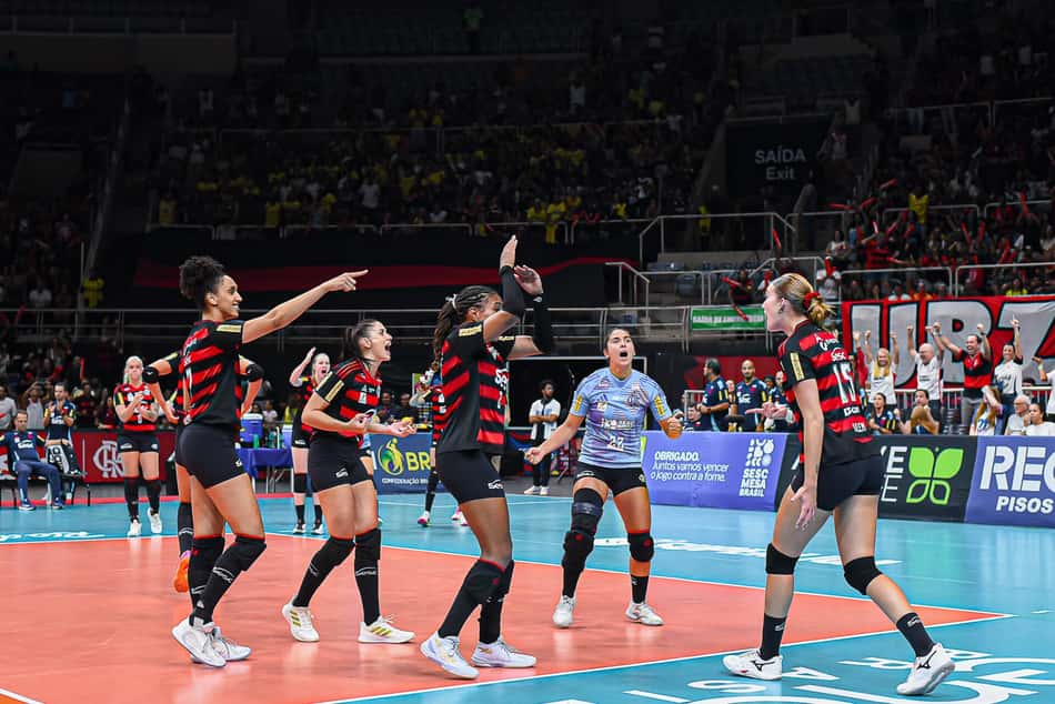 Jogadoras do Sesc Flamengo comemoram ponto no jogo 2 da semifinal da Superliga Feminina 2025/26, contra o Praia Clube