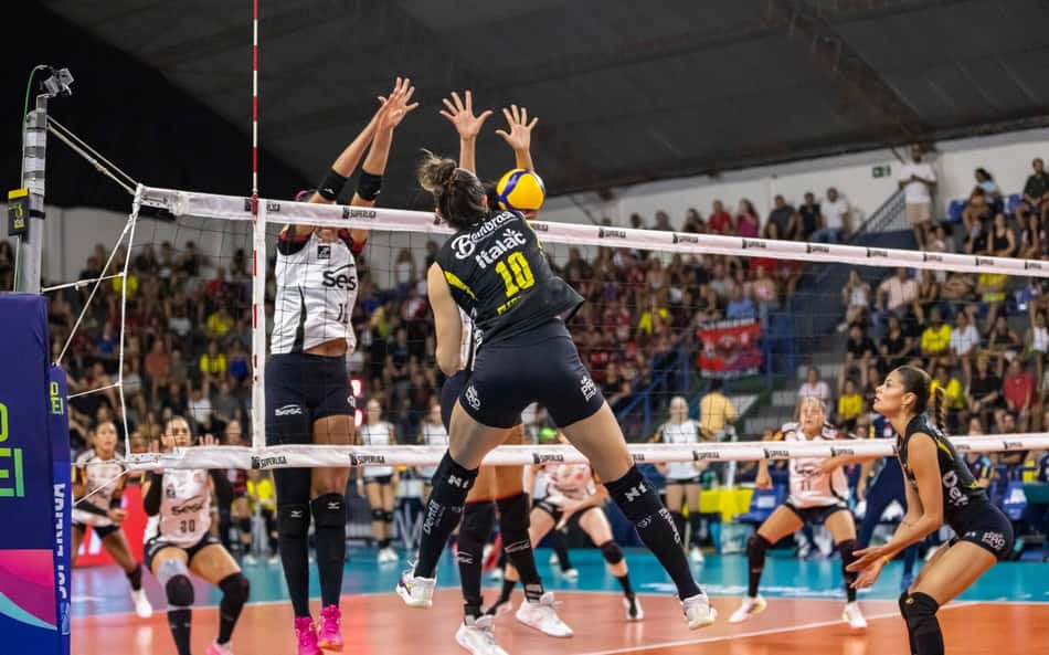 Michelle ataca em Praia Clube x Sesc RJ Flamengo na semifinal da Superliga Feminina de vôlei 2025/26