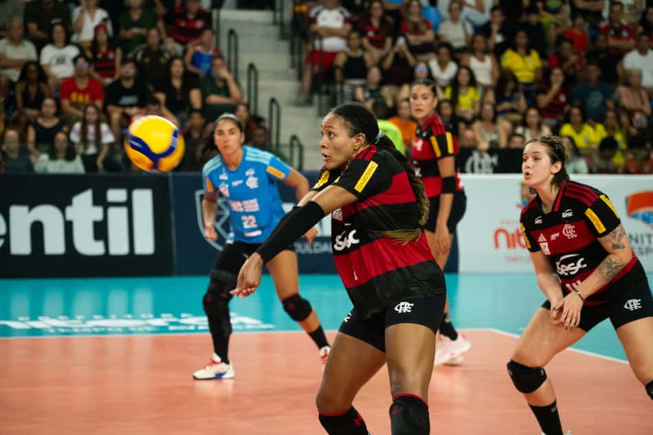 Simone Lee passa em Praia Clube x Sesc RJ Flamengo na final da Copa Supervôlei