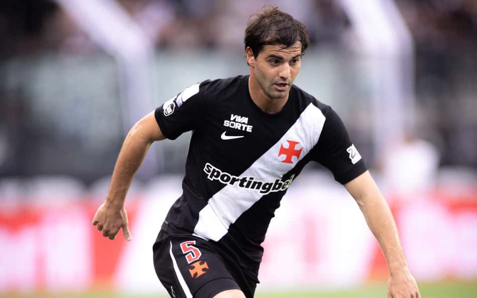 Santiago Sosa domina a bola em sua estreia pelo Vasco
