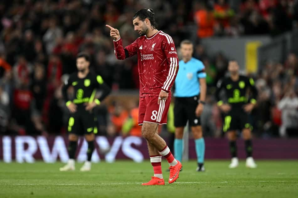 O meio-campista húngaro do Liverpool, número 08, Dominik Szoboszlai, comemora após marcar o gol de empate durante a partida da Liga dos Campeões da UEFA entre Liverpool e Atlético de Madrid, em Anfield, Liverpool, noroeste da Inglaterra, em 9 de setembro de 2026