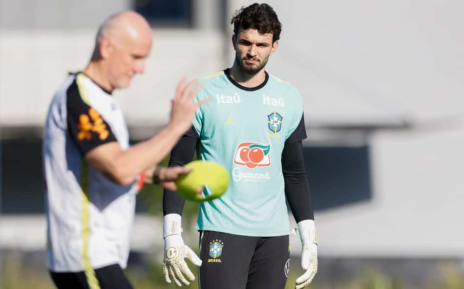 Taffarel, preparador de goleiros, e Otávio durante treino da Seleção em Brisbane