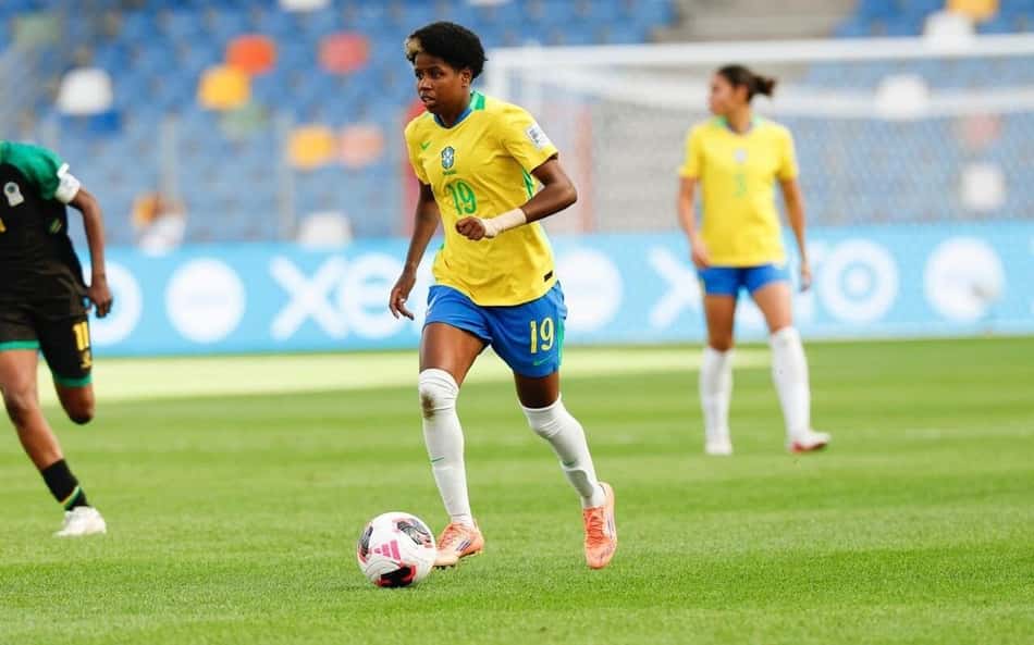Tainá Santos com a camisa da Seleção em ação na Copa do Mundo Sub-20