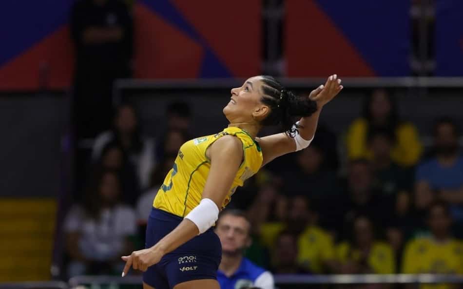A oposta Tainara, da Seleção Brasileira, sofreu lesão no joelho e está fora da VNL