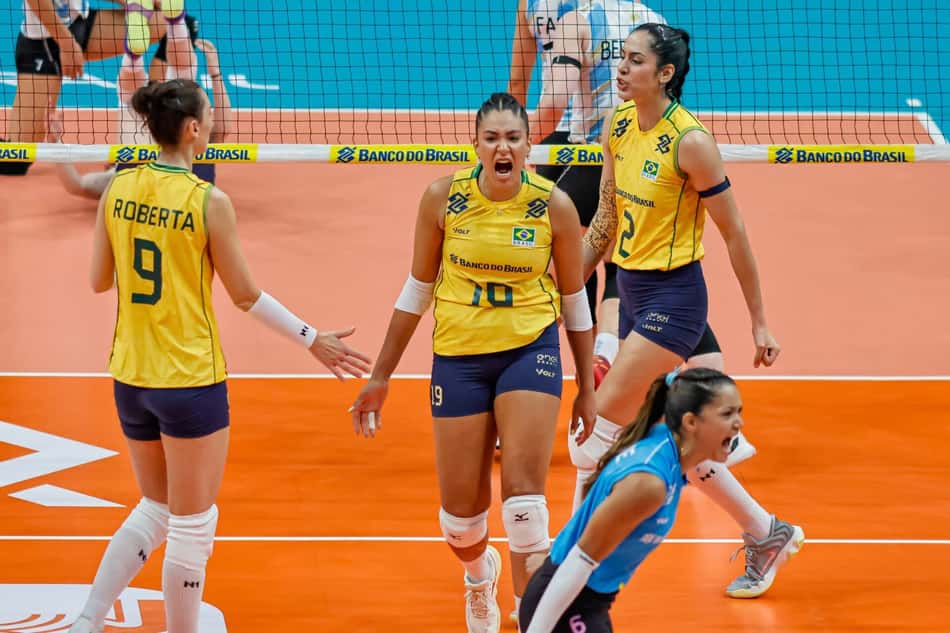 Tainara comemora ponto em Brasil x Argentina pelo Sul-Americano de vôlei