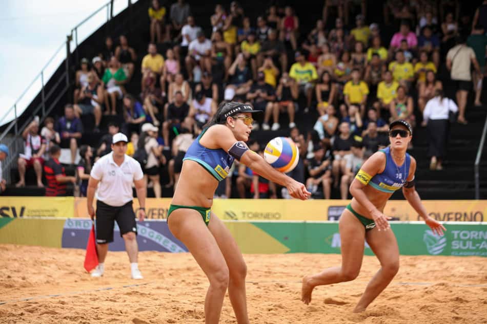 As brasileiras Thamela e Vic durante a disputa da semifinal do Sul-Americano de Vôlei de Praia