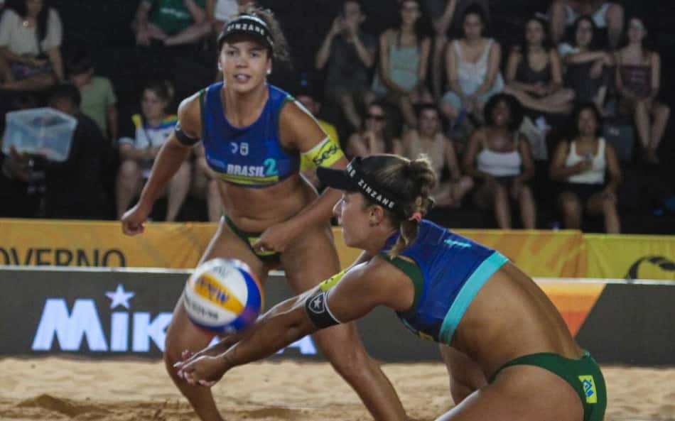Thâmela realiza manchete em jogo do Sul-Americano feminino de vôlei de praia