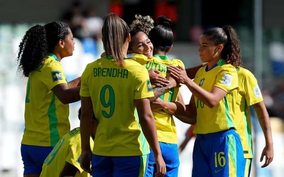 A zagueira Thay é celebrada pelas companheiras após marcar o primeiro gol do Brasil na estreia da Copa do Mundo Feminina Sub-20