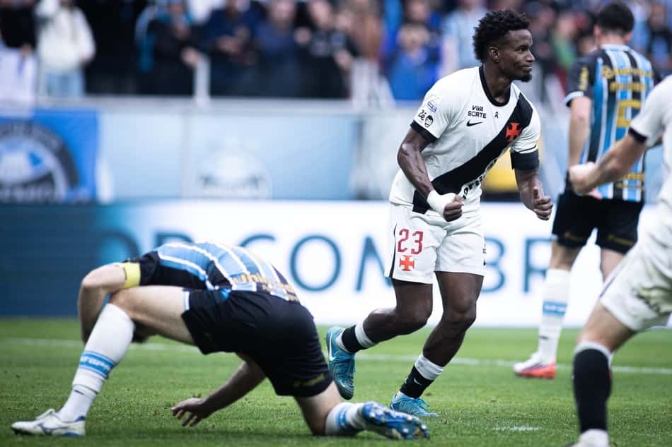 Thiago Mendes comemora gol para o Vasco diante do Grêmio