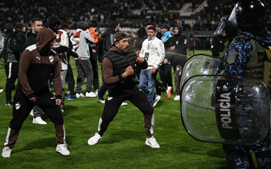 Torcedores do Platense invadem gramado após eliminação na Libertadores para o Fluminense