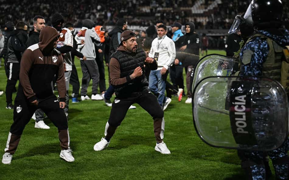 Torcedores do Platense invadem gramado após eliminação na Libertadores para o Fluminense