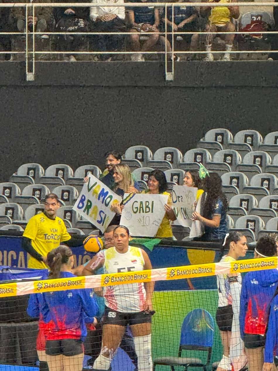 Torcedoras levam cartazes direcionados a Gabi Guimarães e Nyeme para o Sul-Americano feminino de vôlei