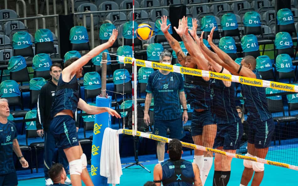 Seleção masculina de vôlei treina no Maracanãzinho antes da estreia no Sul-Americano de Vôlei
