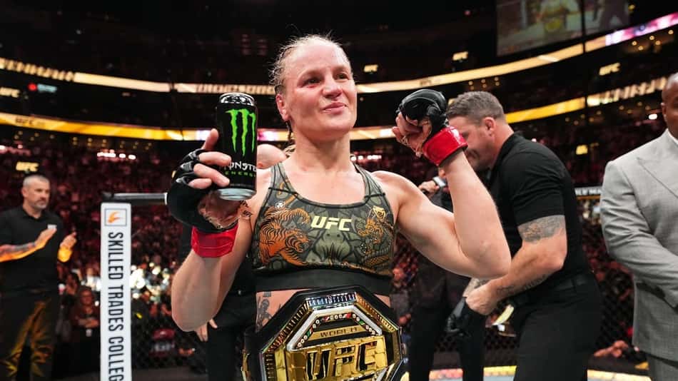 Valentina Shevchenko segura lata de energético após vencer luta do UFC