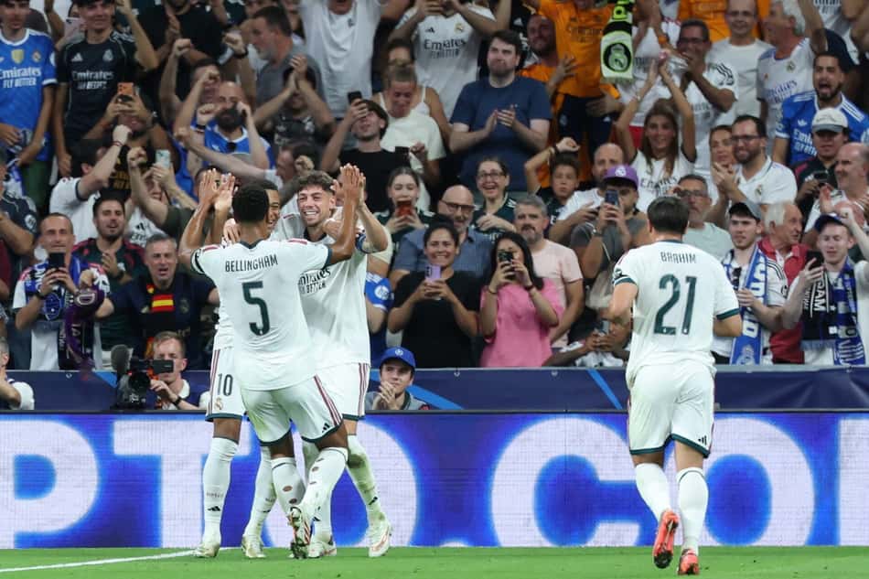 O meio-campista uruguaio do Real Madrid, número 08, Federico Valverde (2º à esquerda), comemora o segundo gol de sua equipe durante a partida de futebol da primeira rodada da Liga dos Campeões da UEFA entre Real Madrid e Inter de Milão, no estádio Santiago Bernabéu, em Madri, em 8 de setembro de 2026.