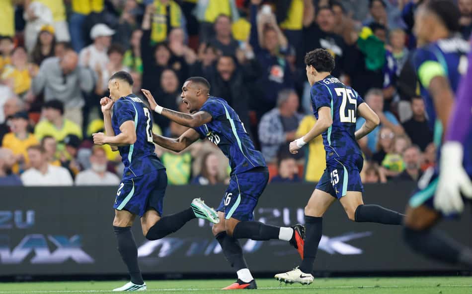 Vanderson, Rayan e Gabriel Bontempo comemorando primeiro gol do Brasil