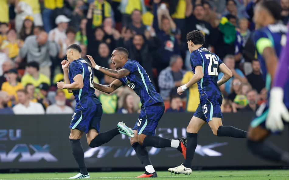 Vanderson, Rayan e Gabriel Bontempo comemorando primeiro gol do Brasil