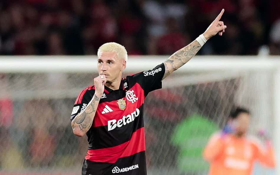 Varela comemora seu gol em Flamengo x Bragantino