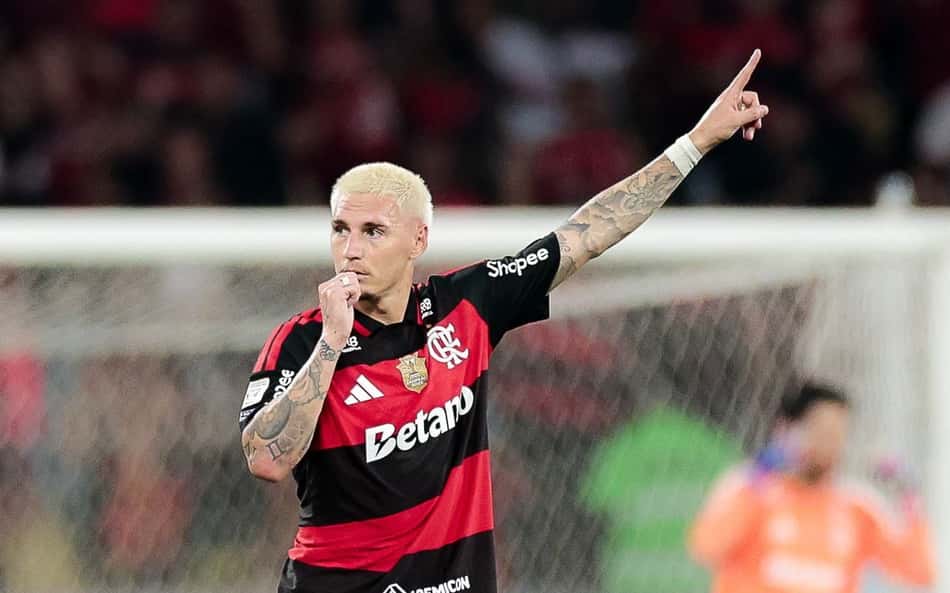 Varela comemora seu gol em Flamengo x Bragantino