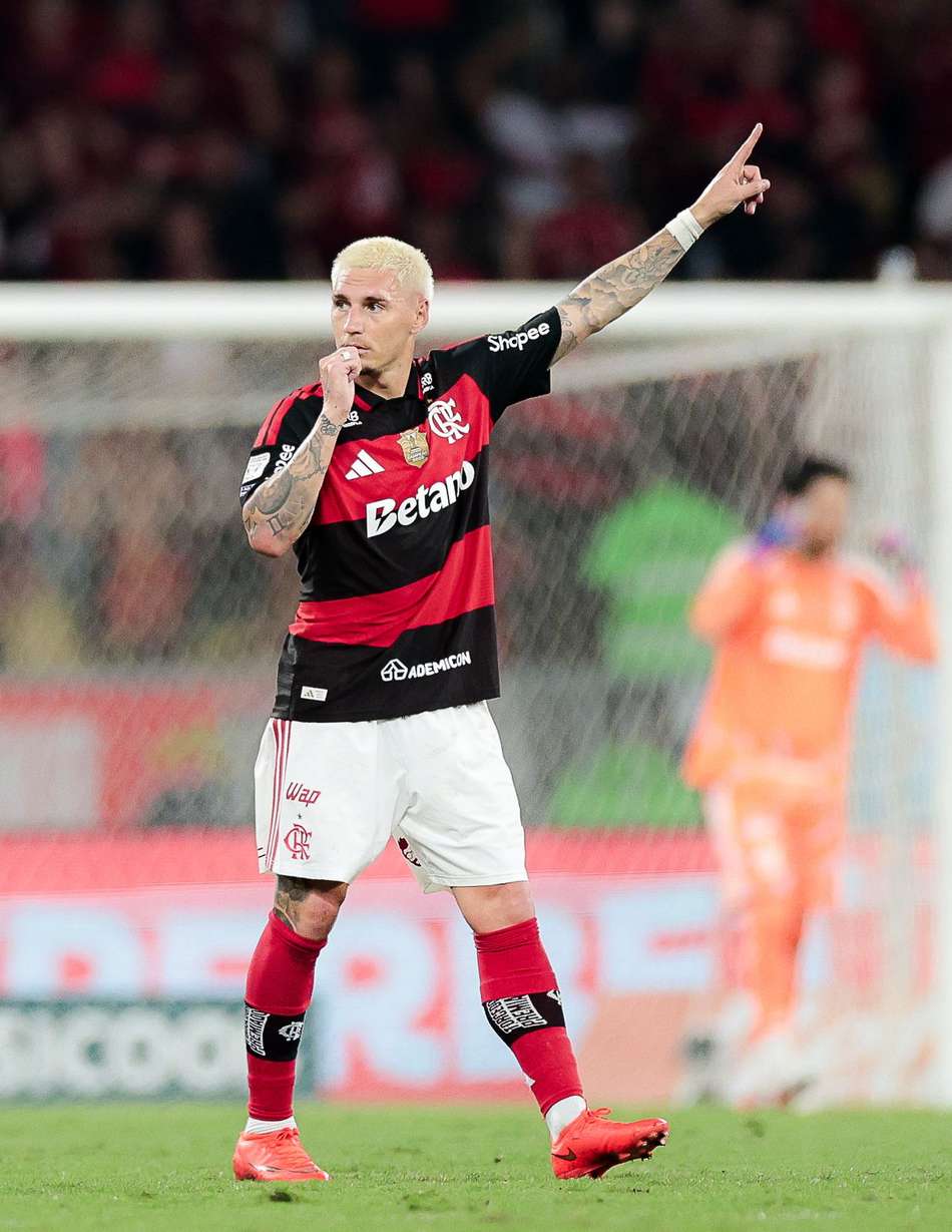 Varela comemora seu gol em Flamengo x Bragantino