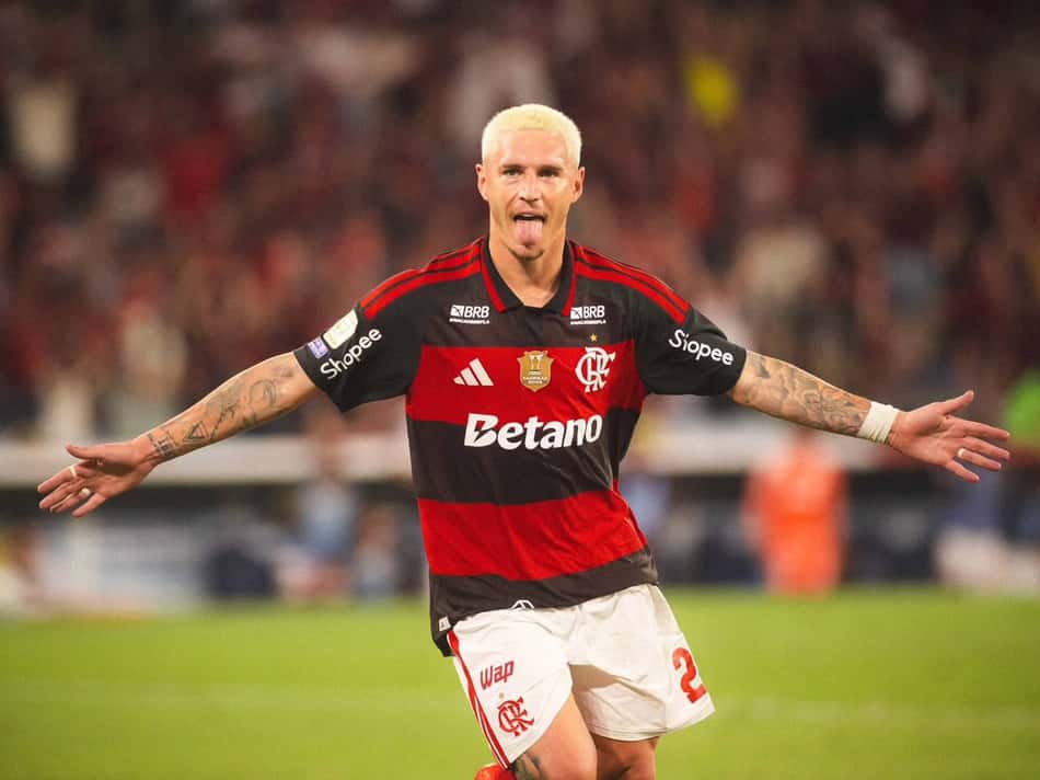 Varela comemora seu gol em Flamengo x Bragantino