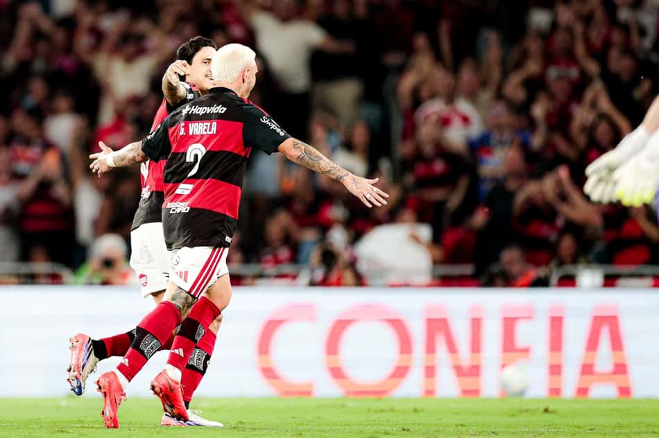 Varela comemora seu gol em Flamengo x Bragantino