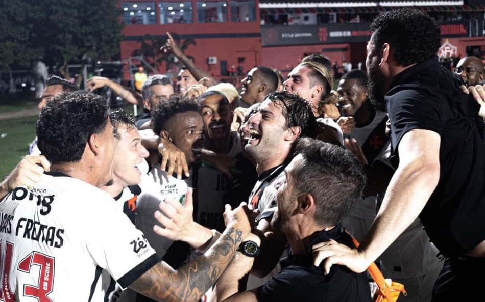 Jogadores do Vasco comemoram classificação no Barradão