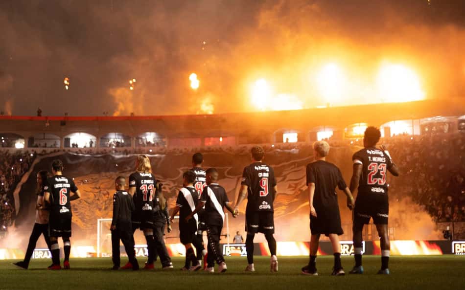 Jogadores do Vasco entram no campo para a partida contra o Vitória