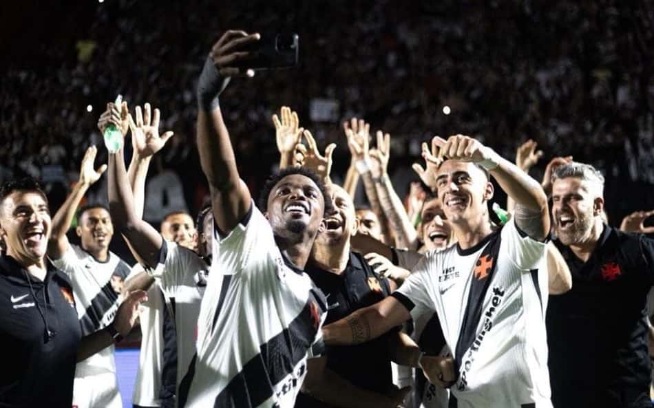 Jogadores do Vasco comemoram classificação contra o Vitória