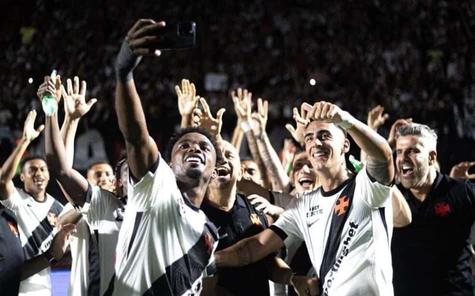Jogadores do Vasco comemoram classificação contra o Vitória
