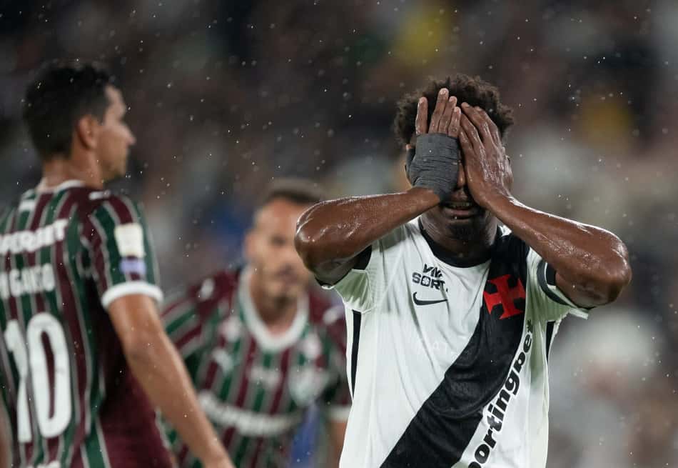 Thiago Mendes com as mãos no rosto em Fluminense x Vasco