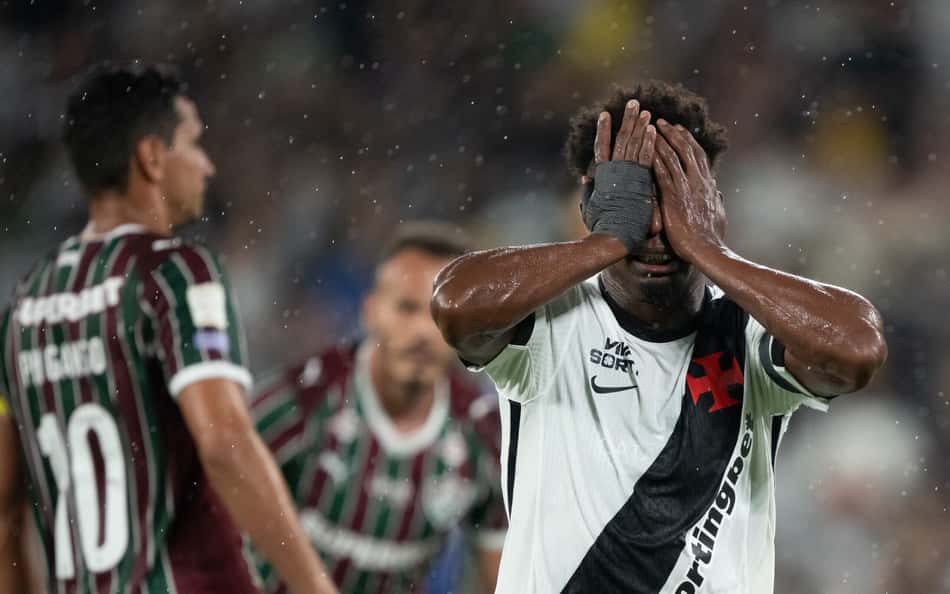 Thiago Mendes com as mãos no rosto em Fluminense x Vasco