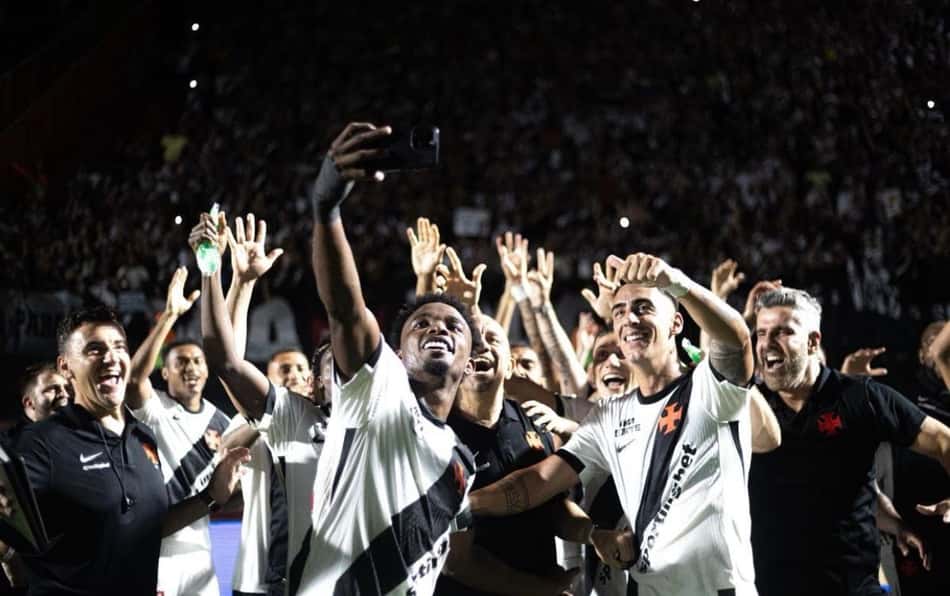 Jogadores do Vasco comemoram classificação contra o Vitória