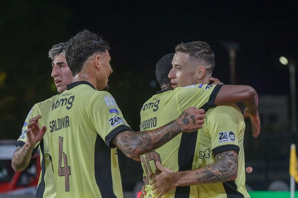 Bruno Duarte, jogador do Vasco, comemora seu gol com companheiros no jogo contra o Coritiba