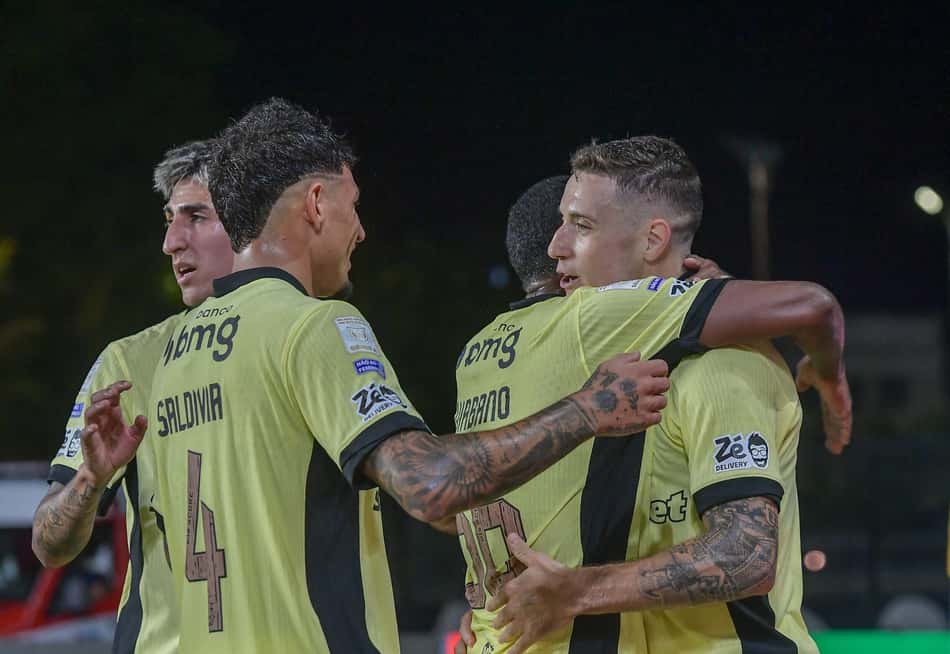 Bruno Duarte, jogador do Vasco, comemora seu gol com companheiros no jogo contra o Coritiba