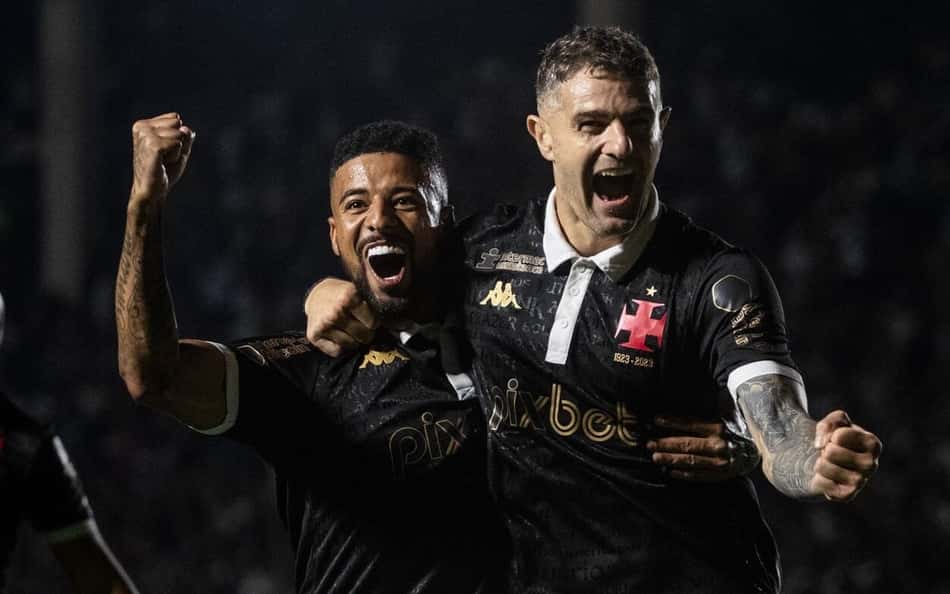 Pablo Vegetti e Paulinho comemoram gol na goleada sobre o Coritiba em 2023
