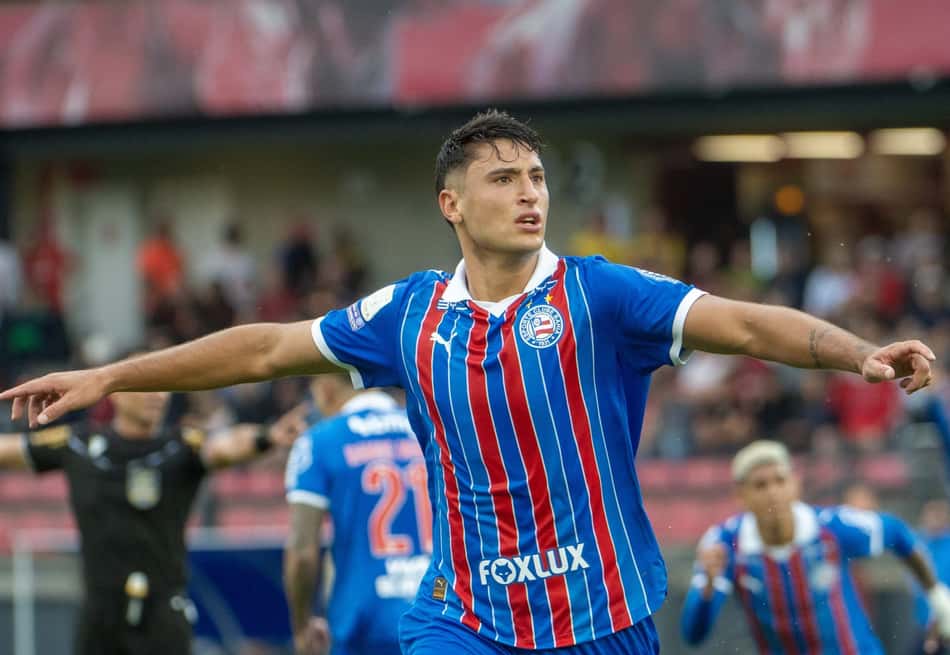 Veliz, jogador do Bahia, comemora seu gol contra o Bragantino