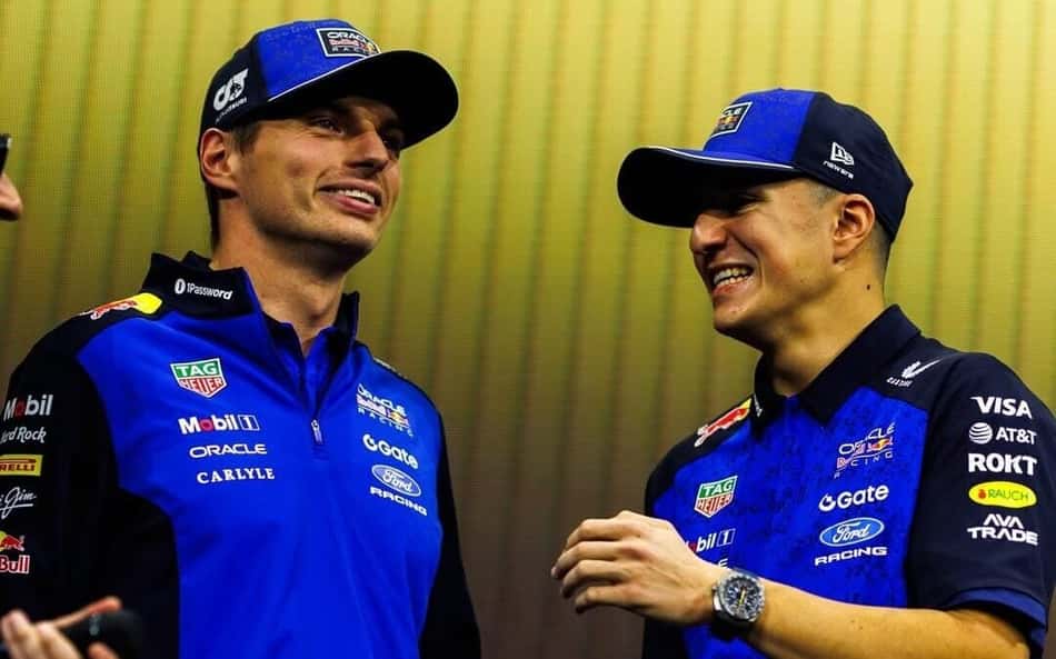 Verstappen e Hadjar durante o lançamento do novo carro da Red Bull