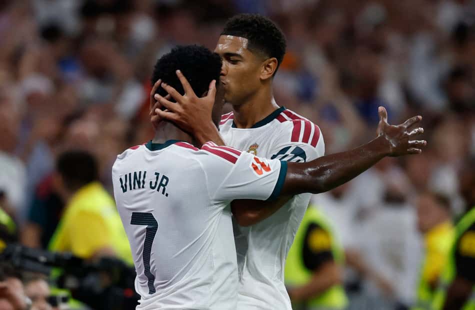 Bellingham beija Vini Jr após assistência em Real Madird x Rayo Vallecano
