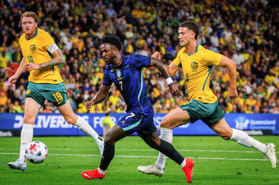 Vini Jr conduz a bola para o Brasil durante amistoso com a Austrália