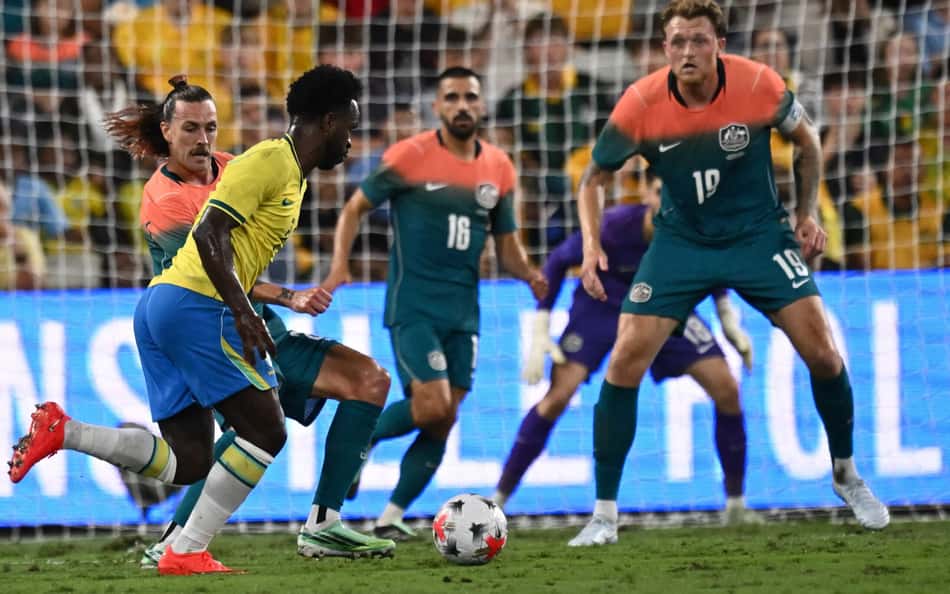 O brasileiro Vinicius Junior ataca em direção ao gol durante o amistoso internacional de futebol entre Austrália e Brasil no Queensland Country Bank Stadium em Townsville, em 25 de setembro de 2026
