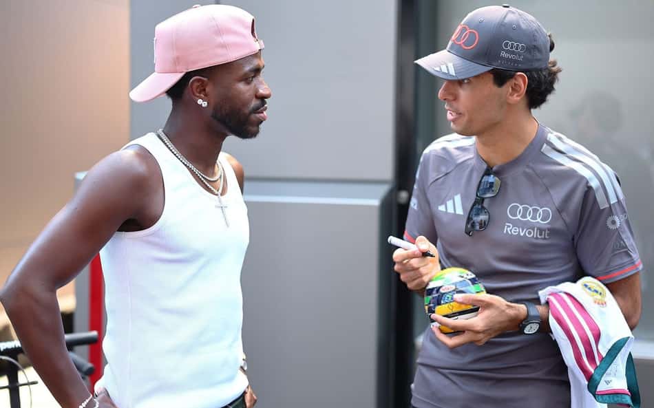 Vini Jr e Gabriel Bortoleto conversam no paddock da F1 durante GP da Espanha