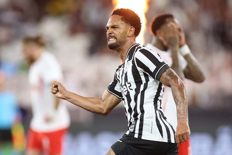 Vitinho comemora gol