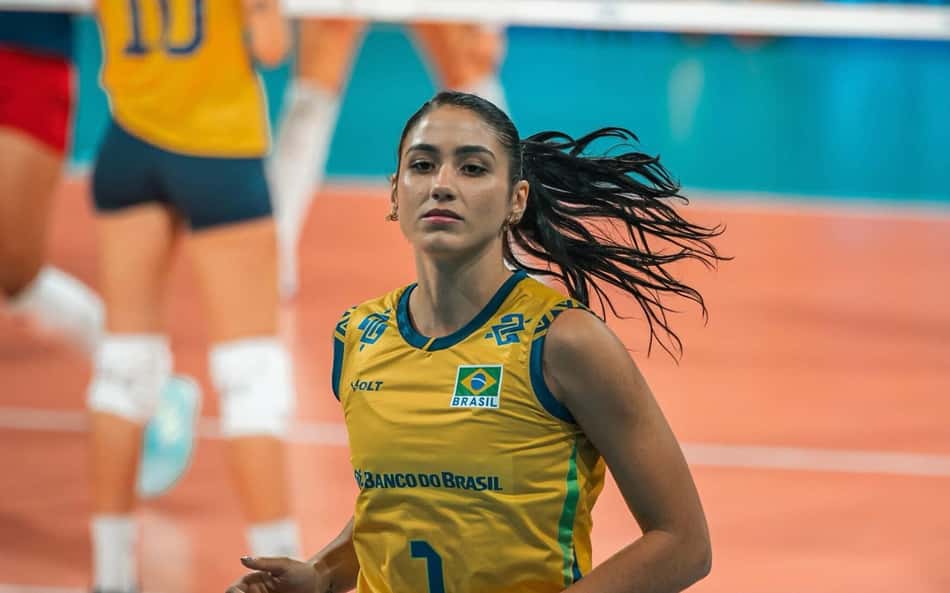Vivian corre em quadra em partida do Brasil na Copa Sul-Americana de vôlei