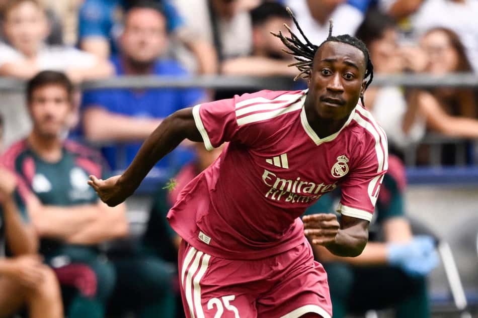 O atacante marfinense do Real Madrid, número 25, Yan Diomande, domina a bola durante o amistoso de pré-temporada entre o FC Schalke 04 e o Real Madrid em Gelsenkirchen, oeste da Alemanha