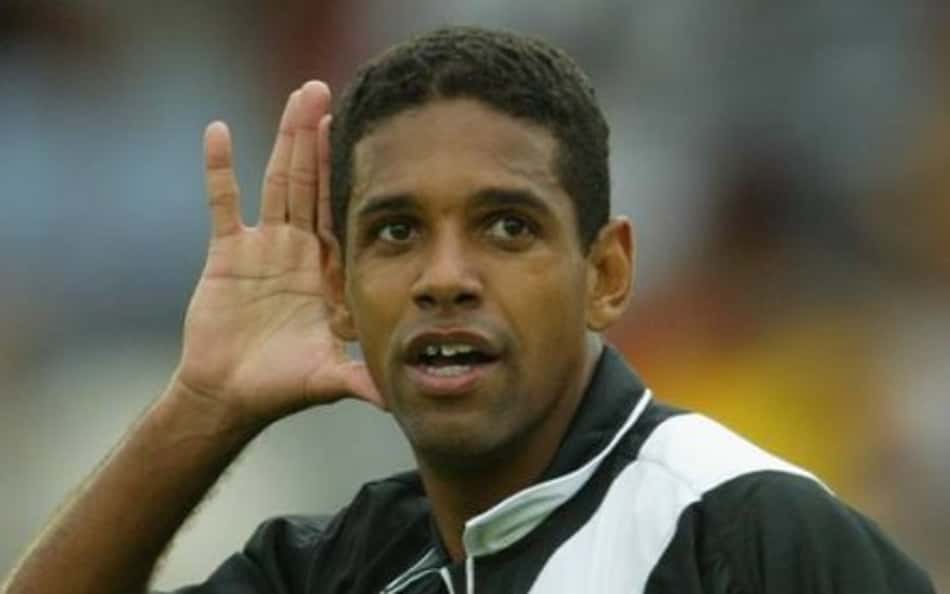 Zagueiro Henrique comemora gol do Vasco no Brasileirão de 2004