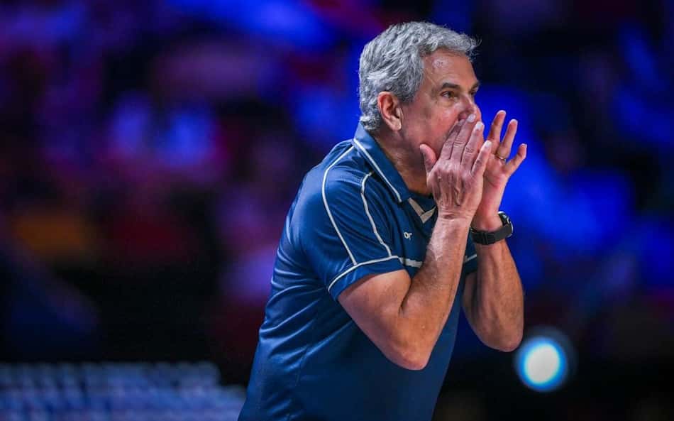 José Roberto Guimarães leva as duas mãos à boca para falar com as jogadoras do Brasil durante jogo contra o Japão pela VNL 2026