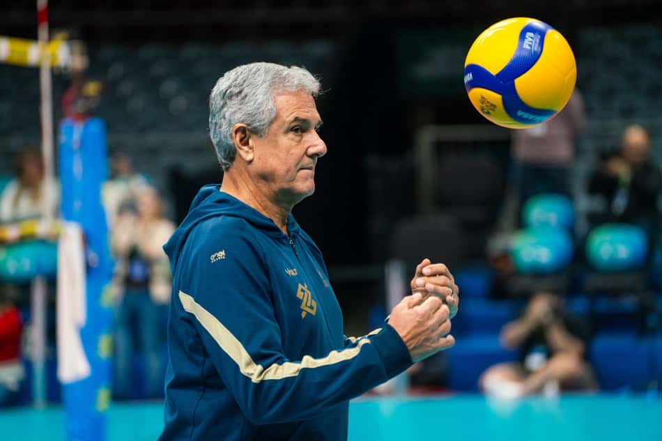 Zé Roberto joga a bola para o alto em treino da Seleção feminina de vôlei no Maracanãzinho antes do Sul-Americano
